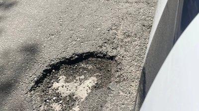 У елітному селищі біля Львова утворились великі ями з гострими краями
