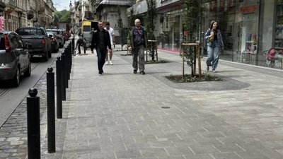 У центрі Львова відновили тротуар після аварії (ФОТО)