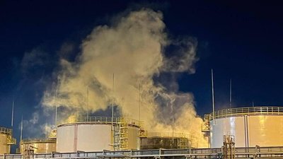 На Кубані спалахнула пожежа на нафтозаводі (ВІДЕО)