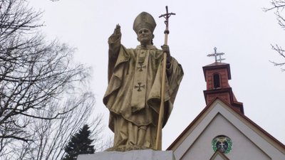 У Львівській області пам'ятнику Папі Івану Павлу II відірвали руку (ФОТО, ВІДЕО)