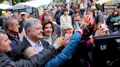 Нехай Господь благословить кожну маму і подарує мир українським родинам, - Порошенко