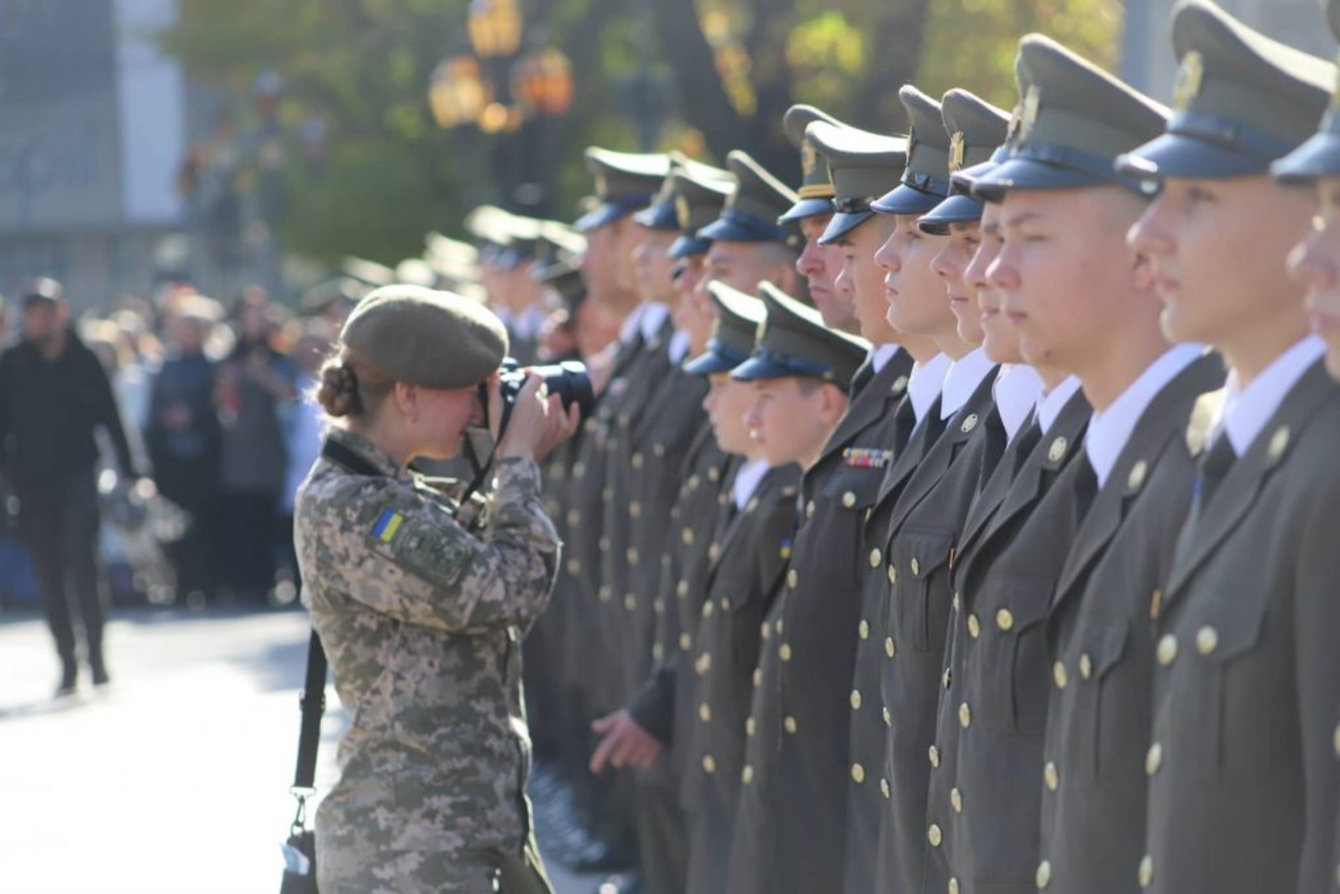На площі біля пам’ятника Тарасові Шевченку першокурсники Львівського державного ліцею імені Героїв Крут склали Урочисту Клятву. Фото: Олександр Ганущин.