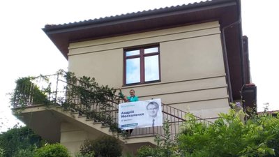 Мер Львова вивісив на фасаді власного будинку портрет свого заступника (ФОТО)