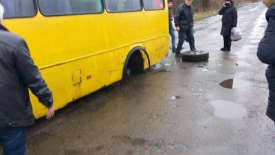 На Львівщині у рейсовому автобусі із пасажирами під час руху відлетіло колесо (ФОТО)
