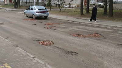 Як у Новояворівську цеглою відремонтували дорогу