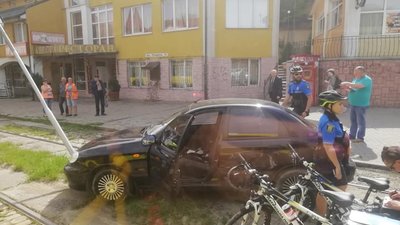 У Львові легковик зніс світлофор (ФОТО)
