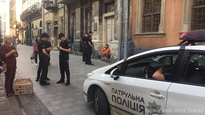 Заробітчани з Хмельницького більше не мордуватимуть птахів у центрі Львова (ФОТО)