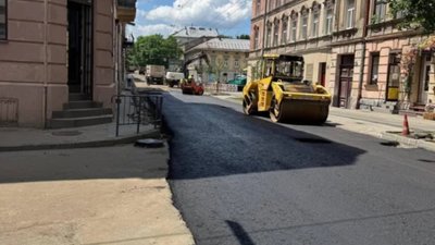 У Львові на вулиці Героїв УПА почали вкладати асфальт