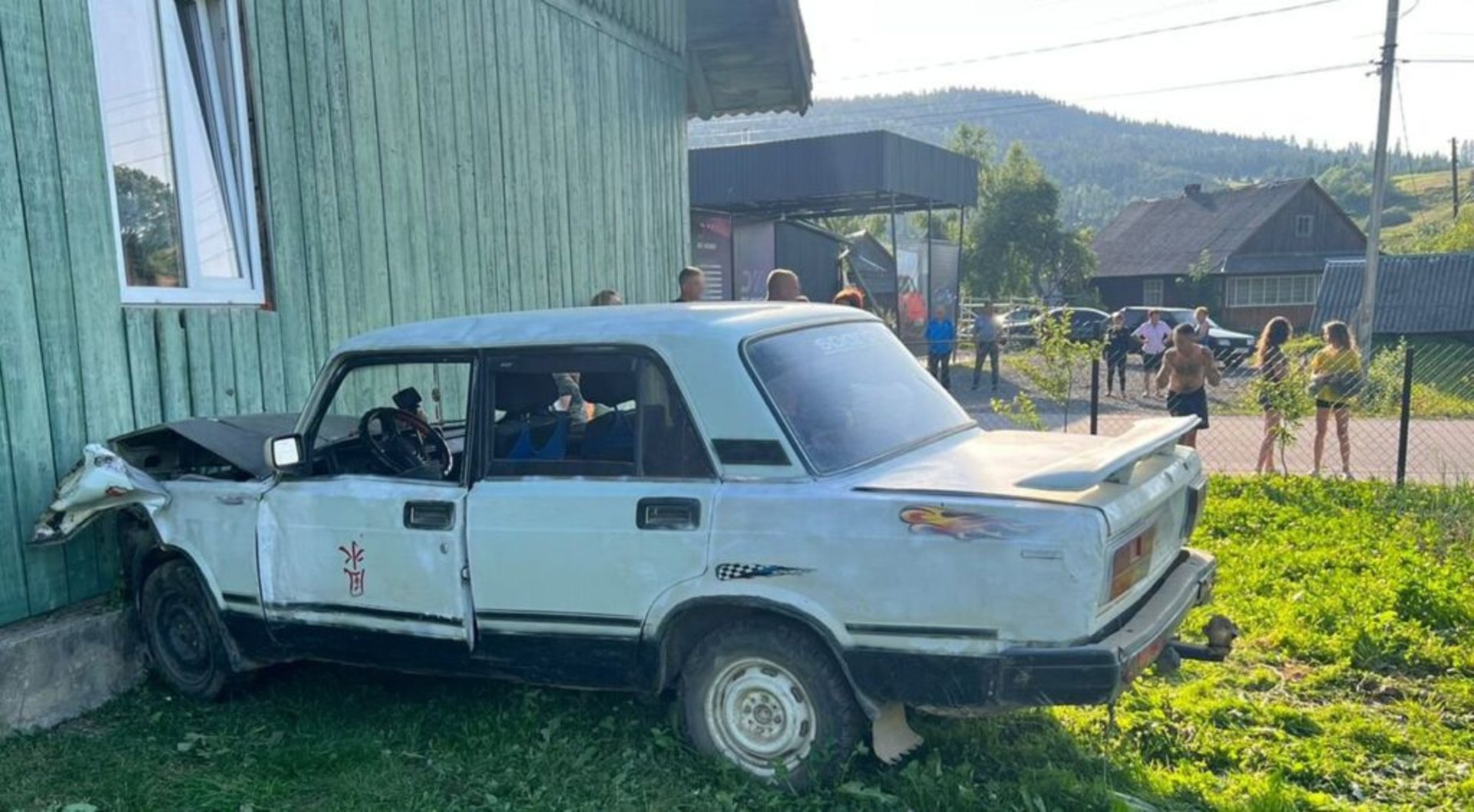 На Самбірщині нетверезий водій «Жигулів» в’їхав у будинок