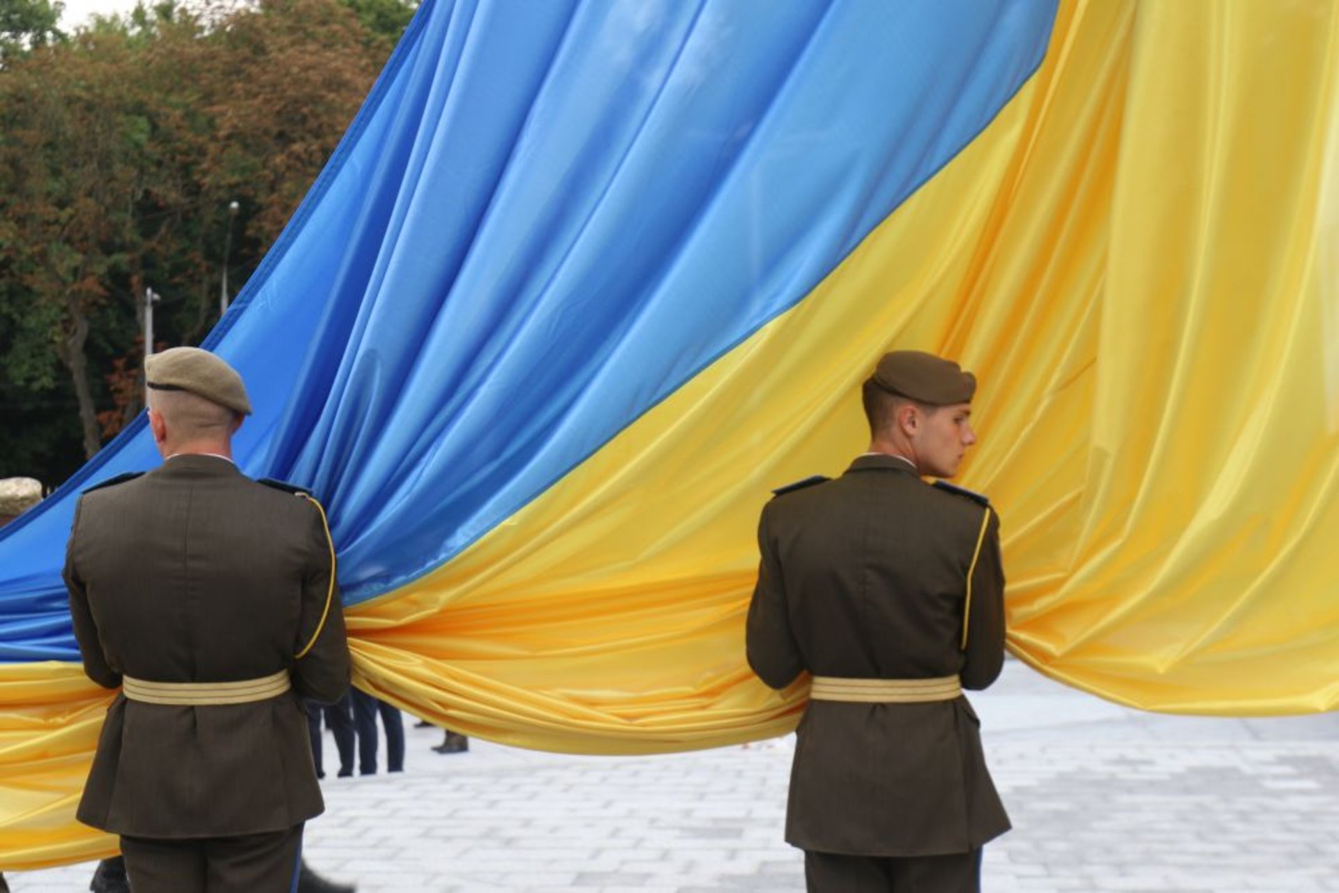У Львові на найбільшому флагштоку за 12 млн грн урочисто підняли прапор України, фото ЛМР