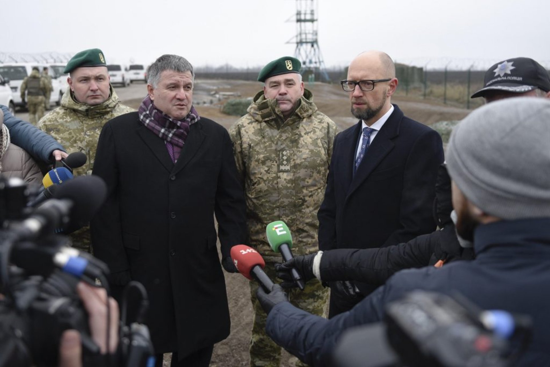 Як сьогодні виглядає кордон із агресором? Аваков і Яценюк оглянули хід робіт на Харківщині