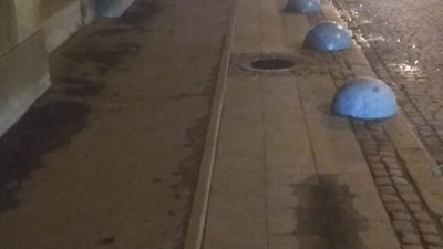 У Львові біля оперного театру вимагають прибрати перешкодити для пішоходів (ФОТО)