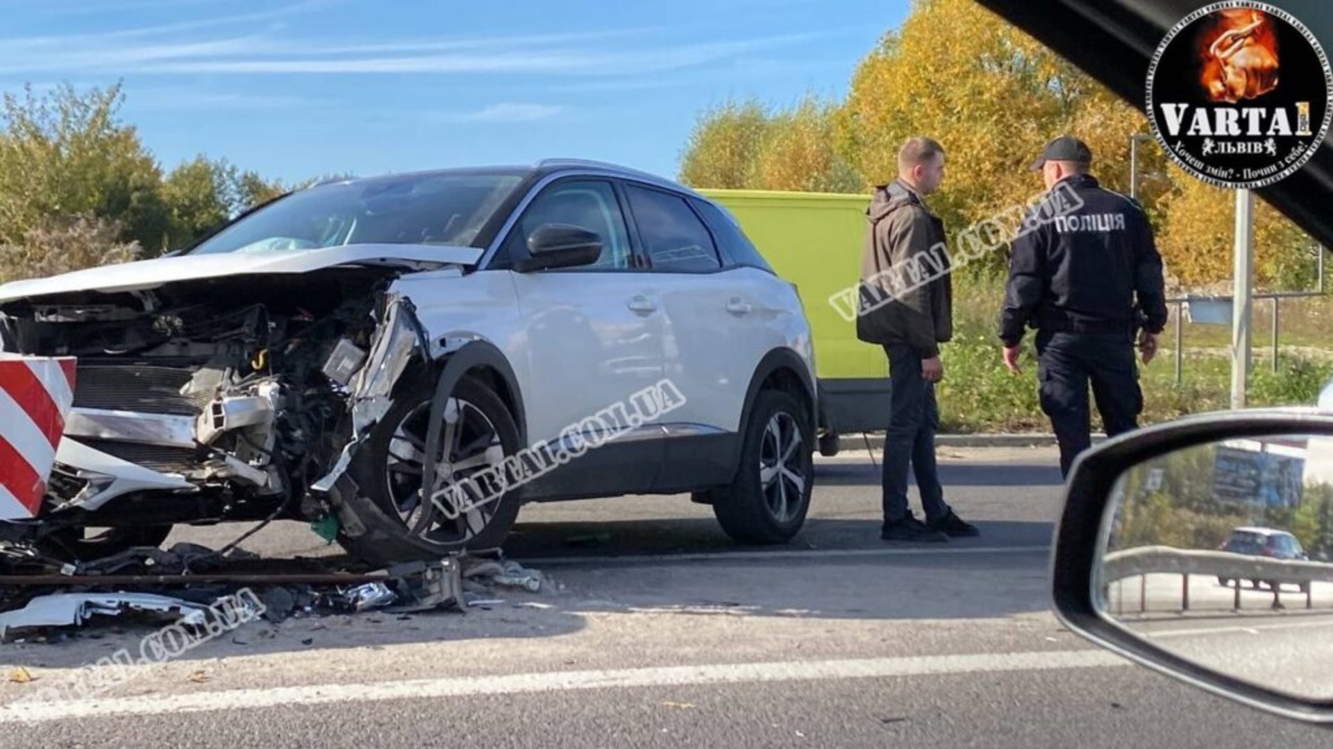У Львові водій протаранив відбійник