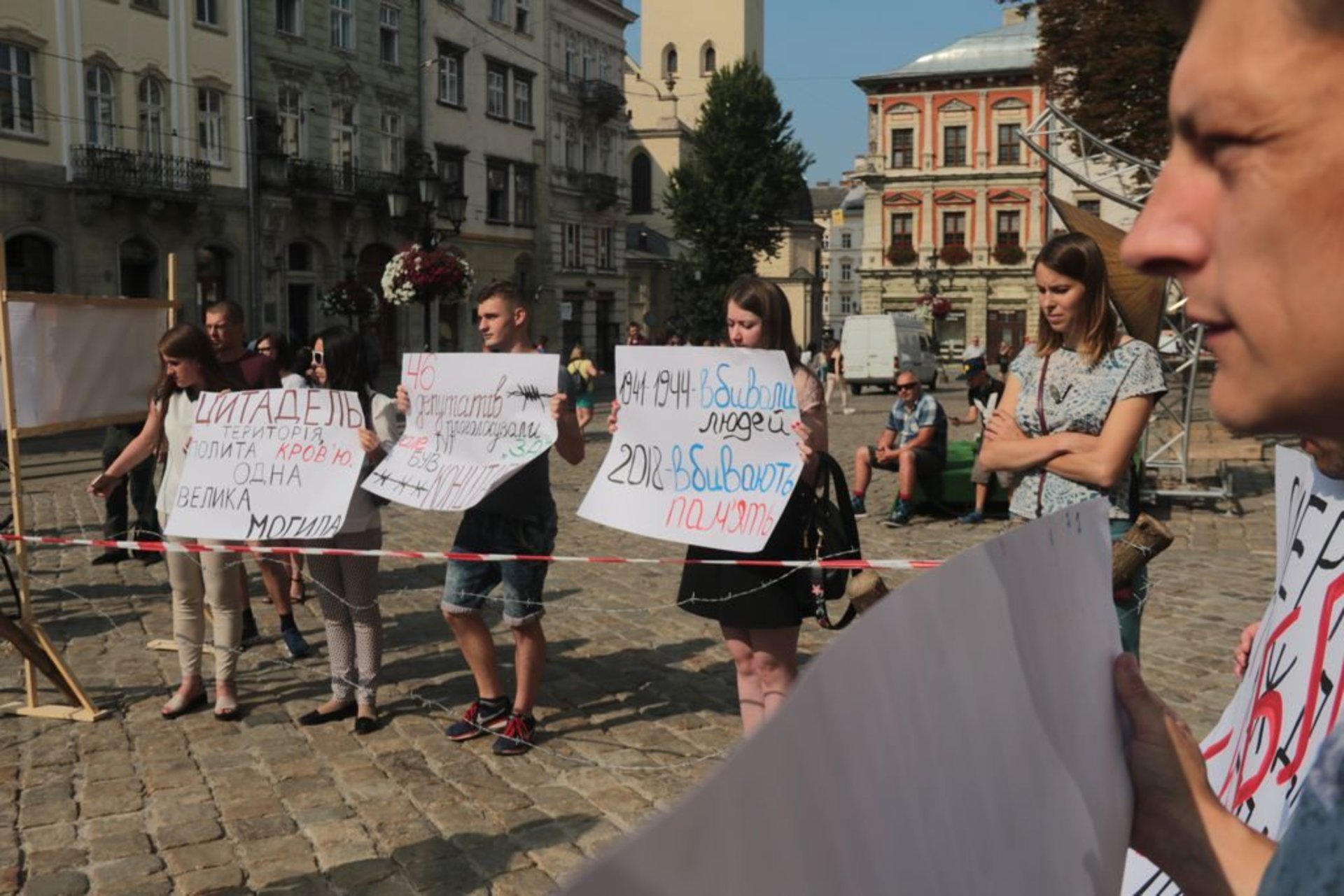 На площі Ринок активісти звели концтабір