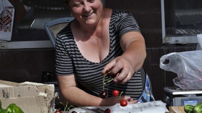 На ринках Львова дешева полуниця і дорога черешня