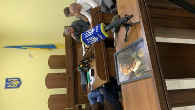 Мати підозрюваного у вбивстві Фаріон провела незвичний ритуал просто в залі суду
