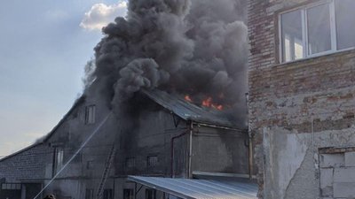 У Львові 10 пожежних машин ліквідовують займання будівлі (ФОТО, ВІДЕО)