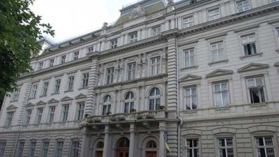 Біля Львівської ОДА перекрито рух транспорту
