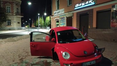 У центрі Городка польські «бляхи»  наробили біди: водій та пасажири іномарки втекли (ФОТО)