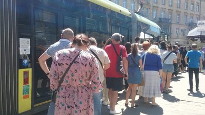У Львові на зупинці вишикувалась черга (ФОТО)