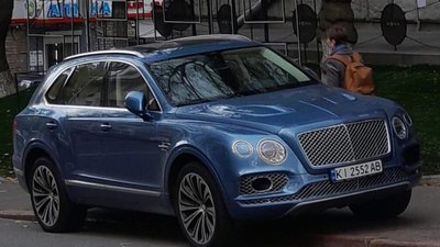 У Києві розбили у мотлох Bentley Bentayga через день після покупки