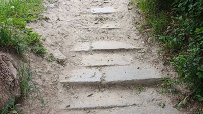Туристам не видно: у Львові знищились сходи (ФОТО)
