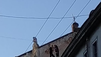 На площі Ринок на дах вилізли двоє осіб (ФОТО)