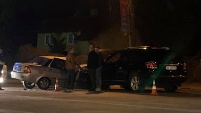 У Львові не розминулись автомобілі, рух ускладнено (ФОТО)