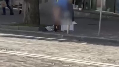 У Києві на вулиці переодягнулась жінка