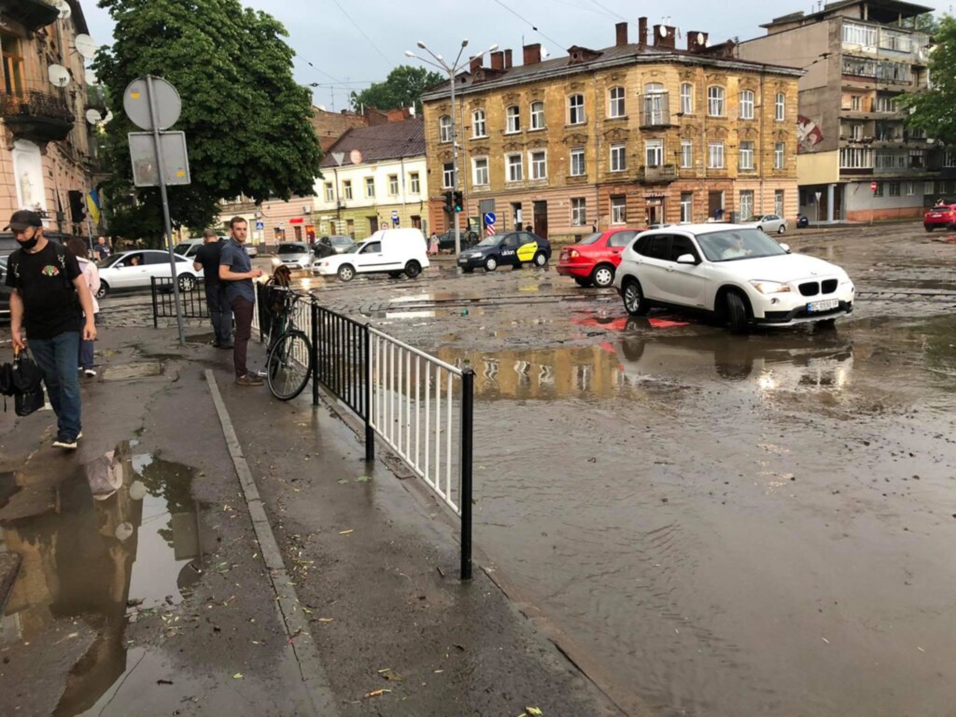 У Львові затопило вулицю Сахарова. Фото: Четверта студія