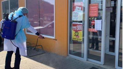 Як у райцентрі Сколе дезінфікують супермаркети і АЗС (ФОТО)