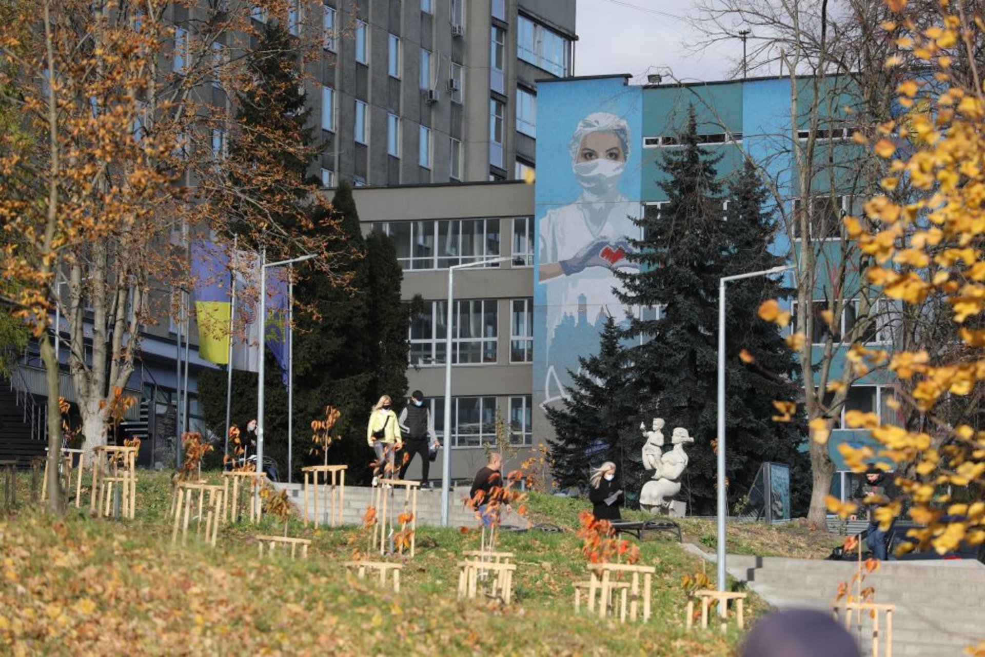 У Львові біля лікарні швидкої медичної допомоги висадили дерева, фото ЛМР