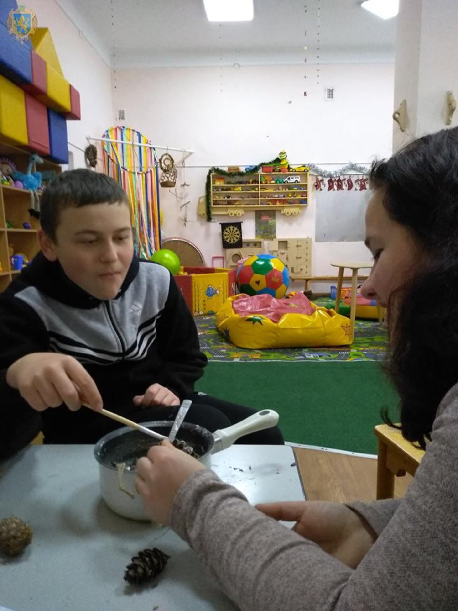 На Львівщині дітей вчили виготовляти годівниця. Фото: прес-служба ЛОДА.