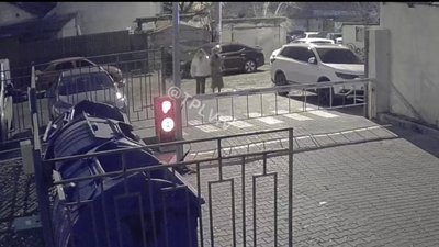 У Львові дівчина дупою роздавила шлагбаум (ВІДЕО)
