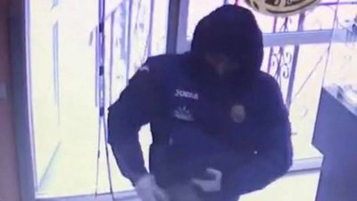 У Львові чоловік у масці намагався побграбувати ювелірний магазин