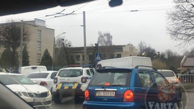 У Львові на перехресті не розминулись автомобілі (ФОТО)