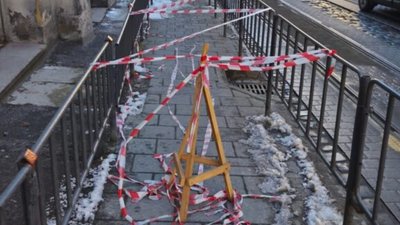 У Львові комунальники вирішили не прибирати сніг і перекрили тротуар