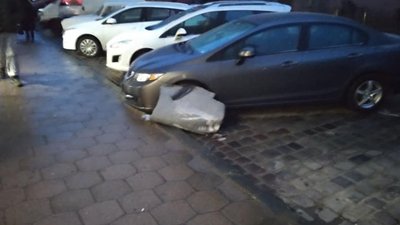 У Львові уламки даху будинку обвалились на припарковані автівки