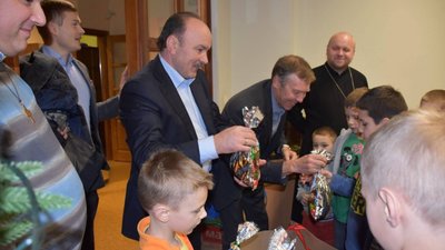 Як люди Тимошенко знову роздавали подарунки на Львівщині (ФОТО)