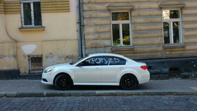 У Львові на вулиці Франка через паркування знищили автомобіль (ФОТО)