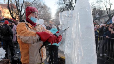 У центрі Львова до свят створили унікальну експозицію з льоду (ФОТО)