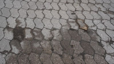 На Львівщині пошкодили бруківку