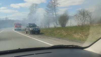 На Львівщині намагаються погасити пожежу біля траси Київ-Чоп (ФОТО)