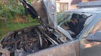 У Долині спалили автомобіль військового (ВІДЕО)