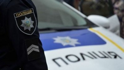 На Львівщині поліцейські у будинку пенсіонерки затримали озброєного двома ножами чоловіка