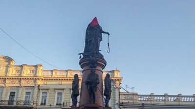 Пам'ятник Катерині II в Одесі вдягли в костюм середньовічного ката