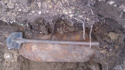 У райцентрі на Львівщині копачі могили на кладовищі виявили схрон боєприпасів