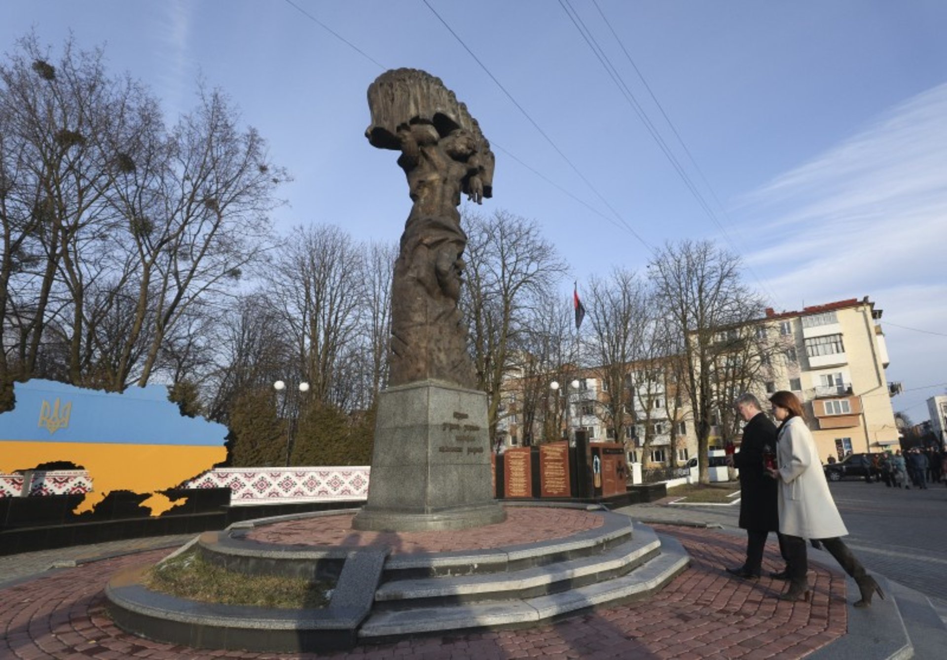 Порошенко з дружиною вшанував пам’ять загиблих шахтарів у Червонограді
