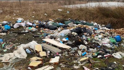 Вздовж дороги біля села Вербіж виявили велике сміттєзвалище (ФОТО)