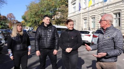 Українським військовим передали нові автомобілі від фермерів із Великої Британії (ФОТО)